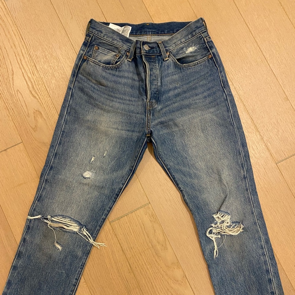 Levi’s mom jeans mid waisted
